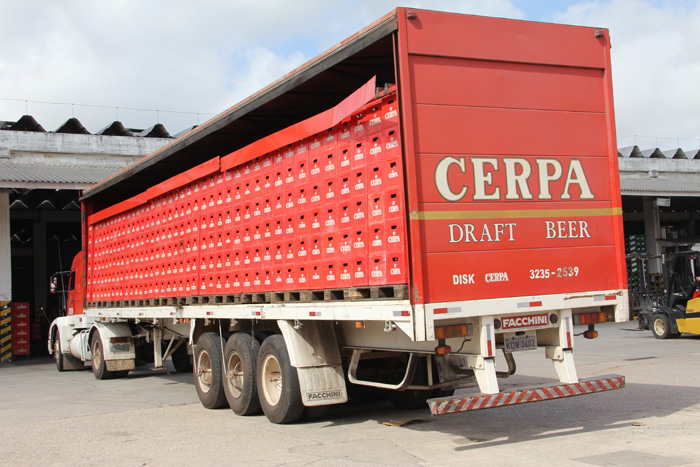 
        
            DOL e Cerpa entregam prêmio a vencedor de promoção
        
    