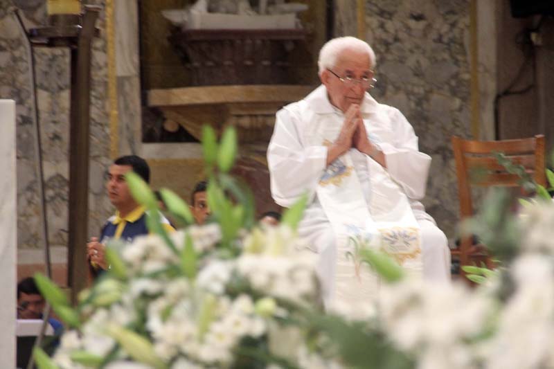 
        
            Fiéis emocionados acompanham descida do Glória
        
    