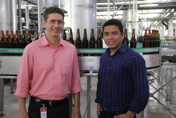 
        
            DOL e Cerpa entregam prêmio a vencedor de promoção
        
    