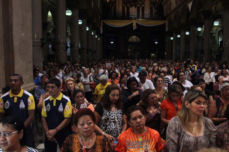 
        
            Fiéis emocionados acompanham descida do Glória
        
    