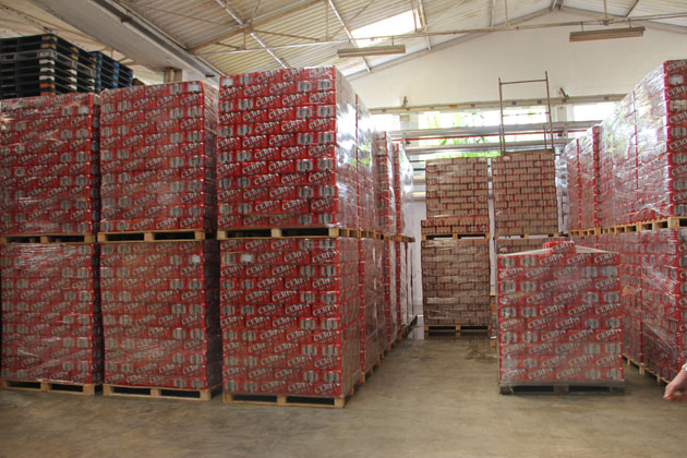 
        
            DOL e Cerpa entregam prêmio a vencedor de promoção
        
    