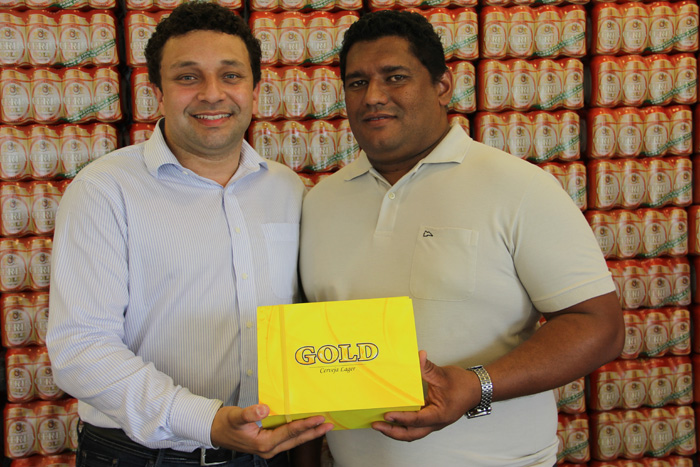 
        
            DOL e Cerpa entregam prêmio a vencedor de promoção
        
    