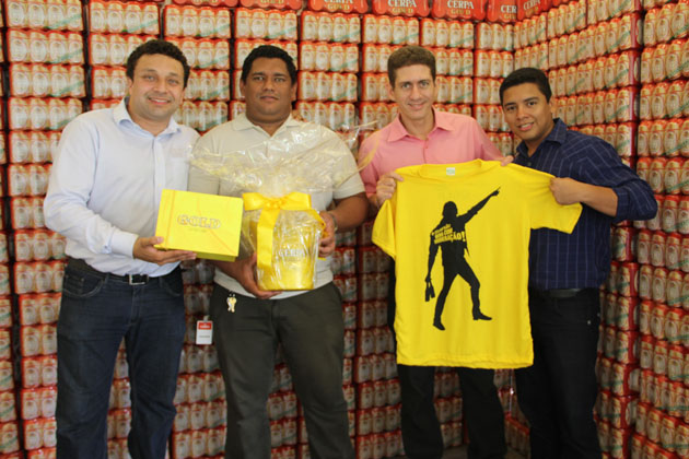 
        
            DOL e Cerpa entregam prêmio a vencedor de promoção
        
    
