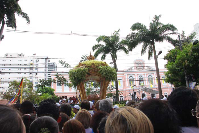 
        
            Veja imagens da berlinda passando em frente ao Gentil
        
    