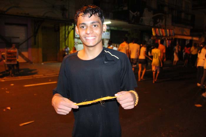 
        
            Romeiros cortam a corda da Trasladação
        
    
