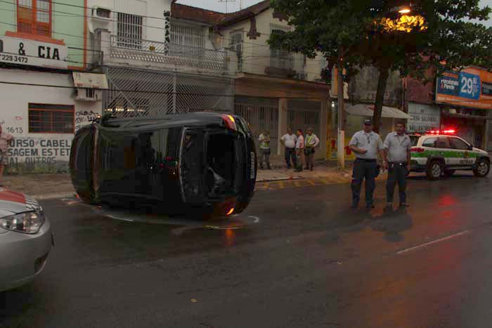 
        
            Carro capota após colisão na Alcindo Cacela
        
    