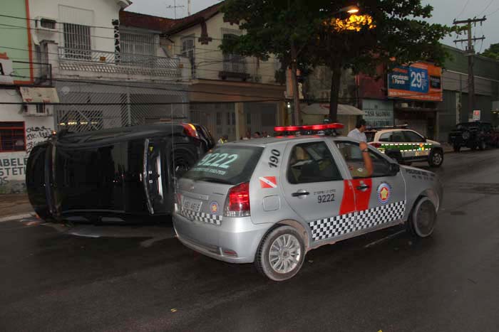 
        
            Carro capota após colisão na Alcindo Cacela
        
    