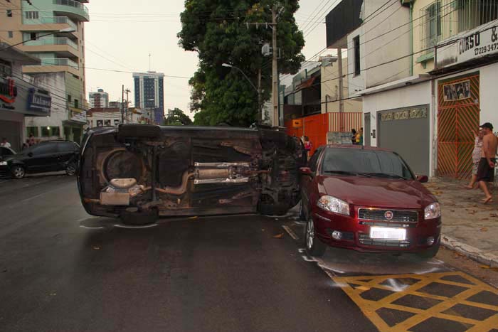 
        
            Carro capota após colisão na Alcindo Cacela
        
    