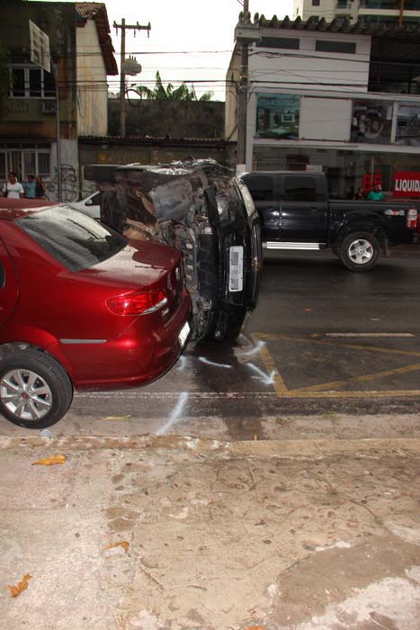 
        
            Carro capota após colisão na Alcindo Cacela
        
    