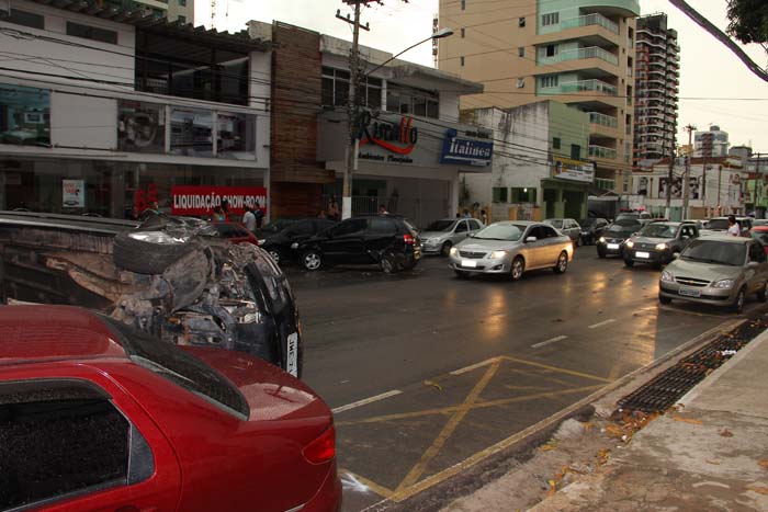 
        
            Carro capota após colisão na Alcindo Cacela
        
    