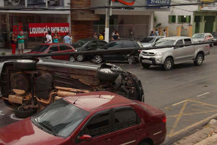 
        
            Carro capota após colisão na Alcindo Cacela
        
    