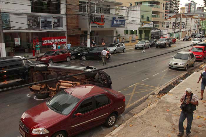 
        
            Carro capota após colisão na Alcindo Cacela
        
    