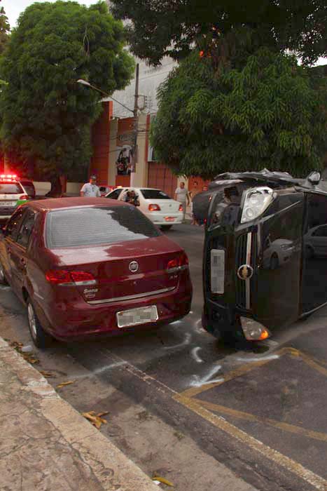 
        
            Carro capota após colisão na Alcindo Cacela
        
    