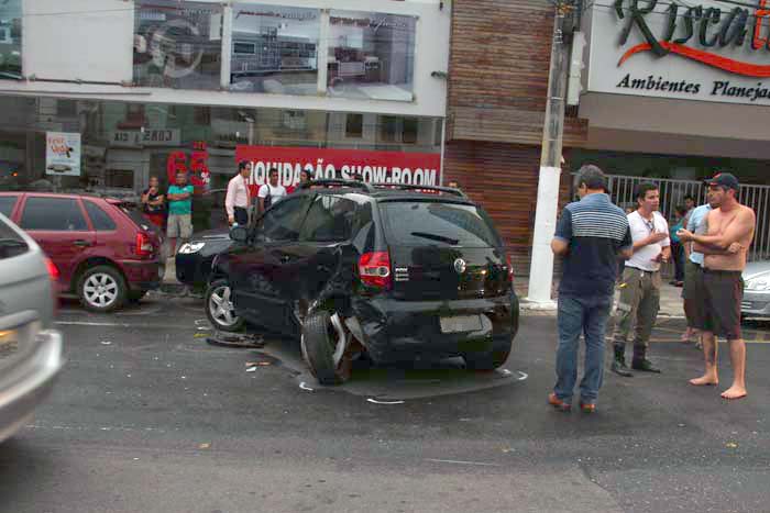 
        
            Carro capota após colisão na Alcindo Cacela
        
    