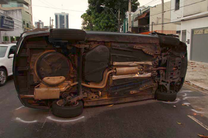 
        
            Carro capota após colisão na Alcindo Cacela
        
    