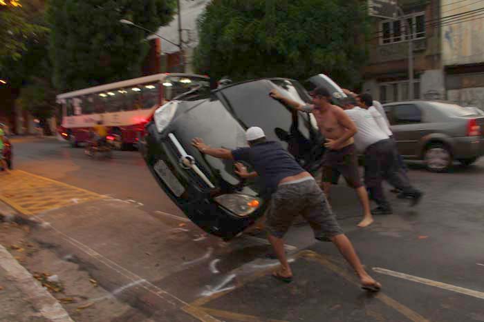 
        
            Carro capota após colisão na Alcindo Cacela
        
    