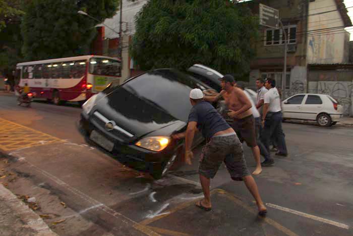 
        
            Carro capota após colisão na Alcindo Cacela
        
    