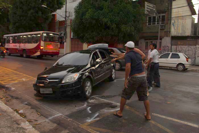 
        
            Carro capota após colisão na Alcindo Cacela
        
    