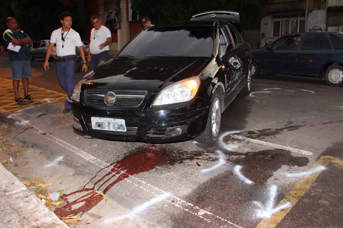 
        
            Carro capota após colisão na Alcindo Cacela
        
    