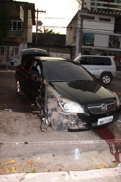 
        
            Carro capota após colisão na Alcindo Cacela
        
    