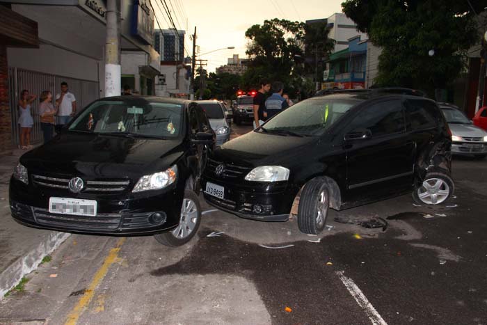
        
            Carro capota após colisão na Alcindo Cacela
        
    