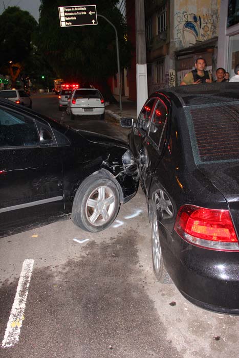 
        
            Carro capota após colisão na Alcindo Cacela
        
    