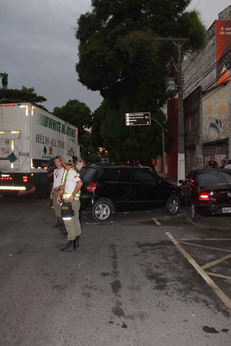 
        
            Carro capota após colisão na Alcindo Cacela
        
    