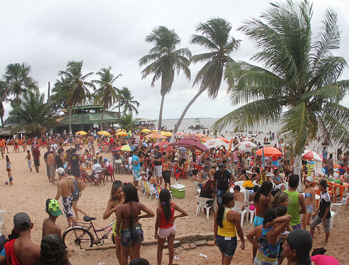 
        
            Veranistas curtem o domingo em Barcarena
        
    