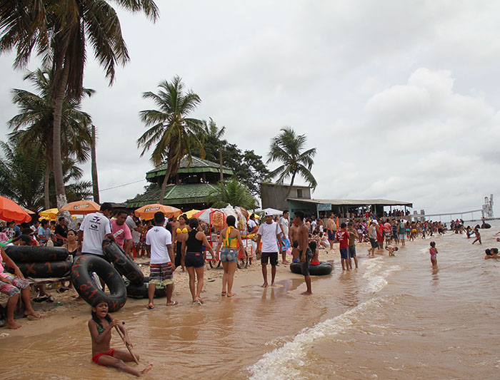 
        
            Veranistas curtem o domingo em Barcarena
        
    