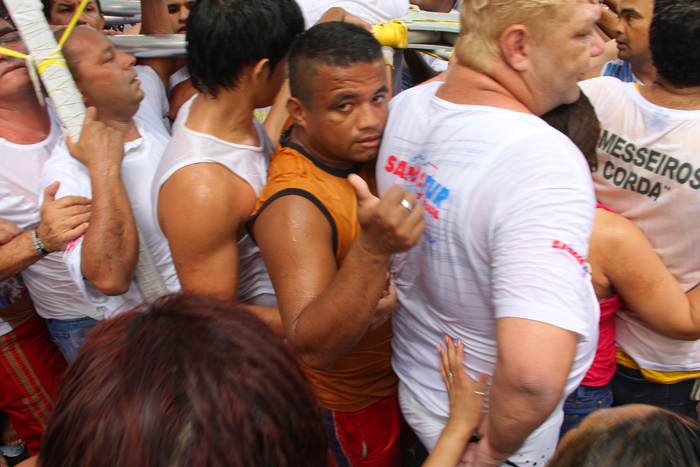 
        
            Devotos acompanham a Santa na corda; veja imagens
        
    