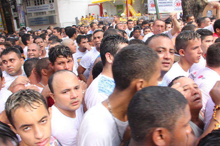 
        
            Devotos acompanham a Santa na corda; veja imagens
        
    