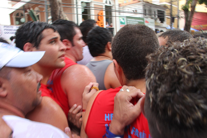 
        
            Devotos acompanham a Santa na corda; veja imagens
        
    