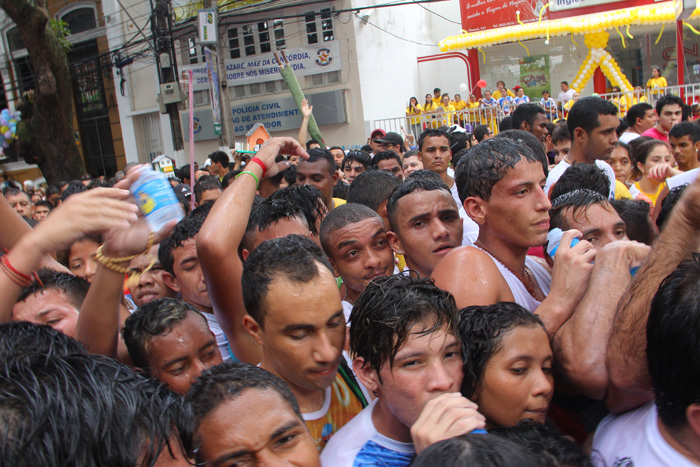 
        
            Devotos acompanham a Santa na corda; veja imagens
        
    