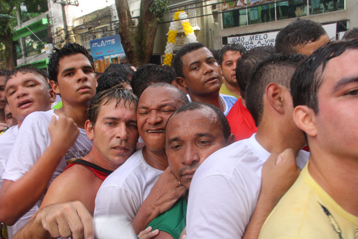 
        
            Devotos acompanham a Santa na corda; veja imagens
        
    
