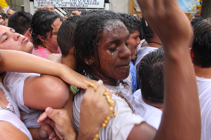 
        
            Devotos acompanham a Santa na corda; veja imagens
        
    