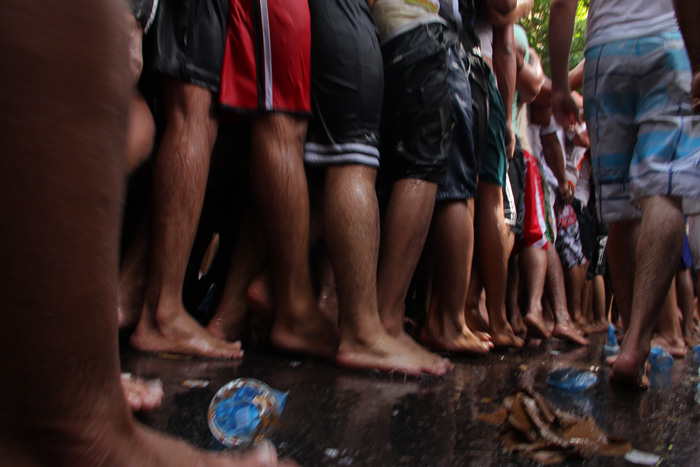 
        
            Devotos acompanham a Santa na corda; veja imagens
        
    