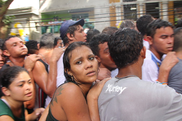 
        
            Devotos acompanham a Santa na corda; veja imagens
        
    