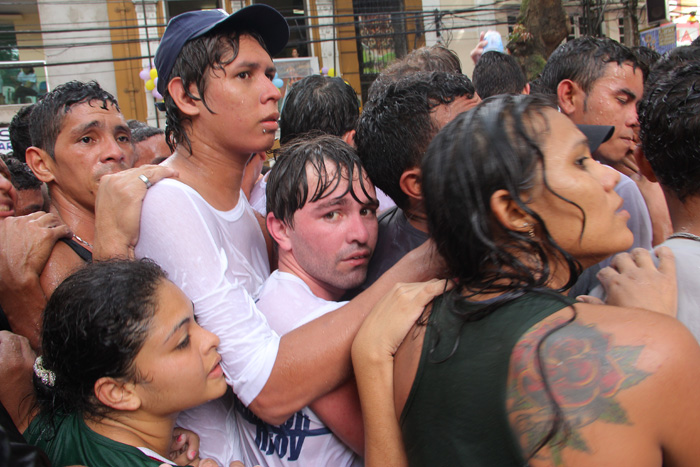 
        
            Devotos acompanham a Santa na corda; veja imagens
        
    