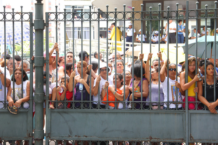 
        
            O povo à espera de sua Rainha
        
    