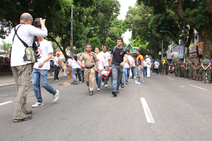 
        
            O povo à espera de sua Rainha
        
    