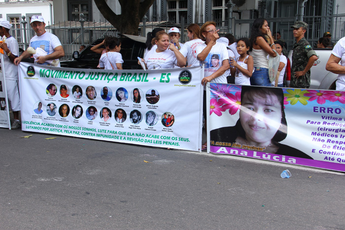 
        
            O povo à espera de sua Rainha
        
    