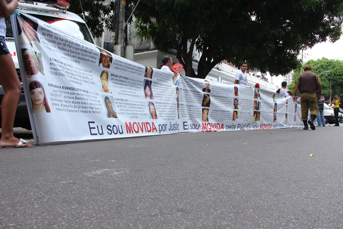 
        
            O povo à espera de sua Rainha
        
    