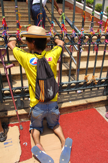 
        
            O povo à espera de sua Rainha
        
    