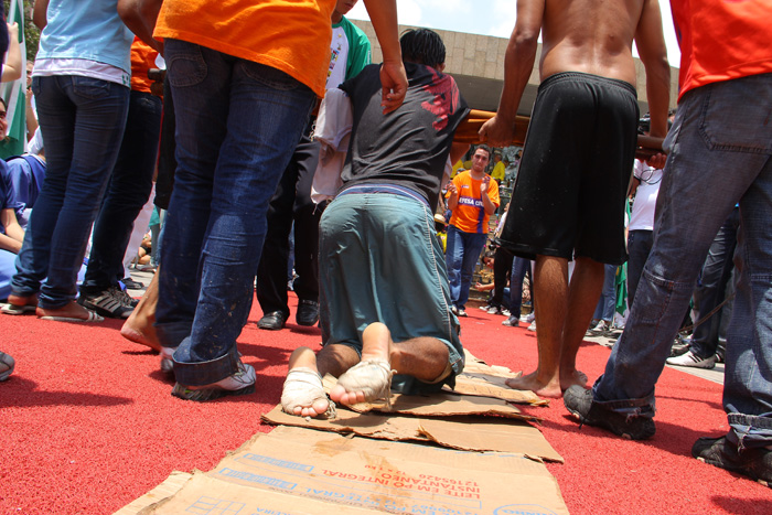 
        
            O povo à espera de sua Rainha
        
    