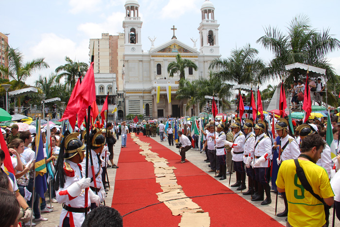 
        
            O povo à espera de sua Rainha
        
    