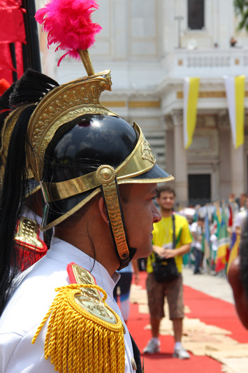 
        
            O povo à espera de sua Rainha
        
    