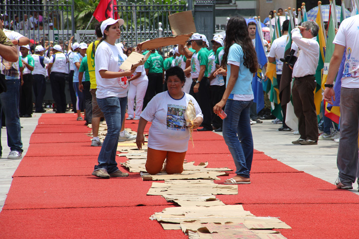 
        
            O povo à espera de sua Rainha
        
    