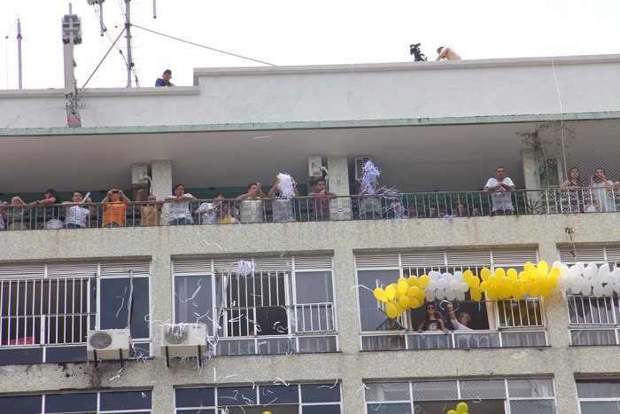 
        
            O povo à espera de sua Rainha
        
    