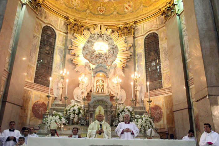 
        
            Manto de Nossa Senhora é apresentado a Belém
        
    