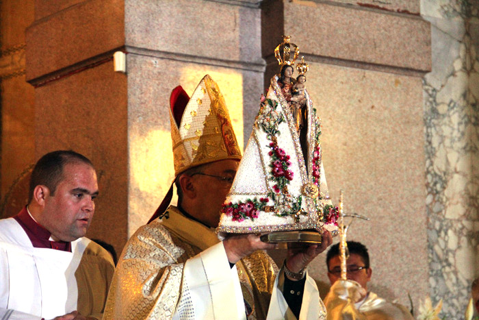 
        
            Manto de Nossa Senhora é apresentado a Belém
        
    